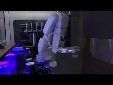 شاهد روبوت يقدم للزبائن قهوة بالحليب في مطار كاليفورنيا…