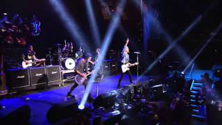 APMAs 2015: All Time Low open with a medley of classics!