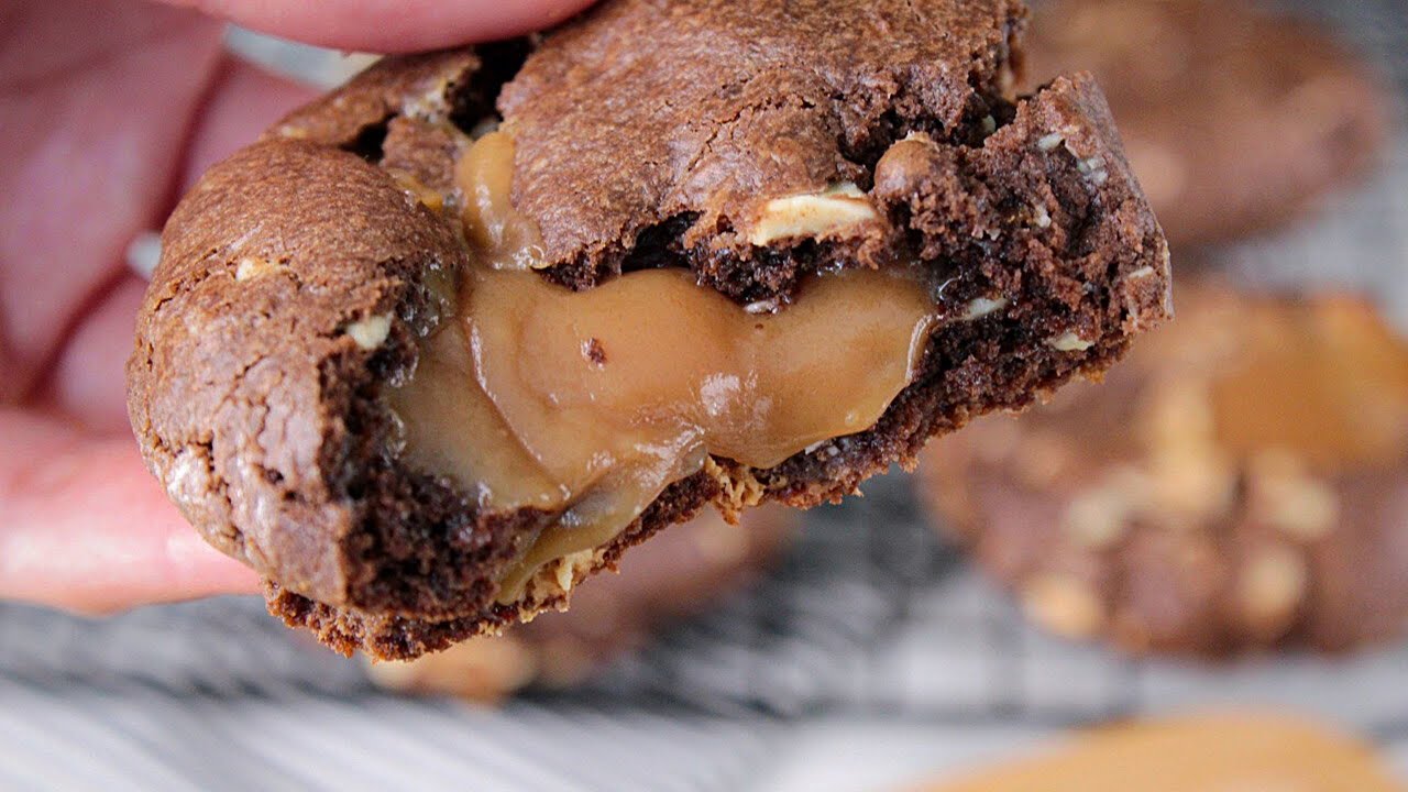 COOKIES DE CHOCOLATE RECHEADO COM CARAMELO| CROCANTE POR FORA E MACIO POR DENTRO