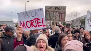 Manifestação em frente aos escritórios da Pfizer em Paris