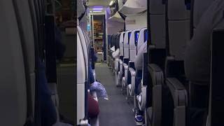 🇺🇸アメリカの国内便は離陸前は操縦室はオープンしています　　#飛行機 #空港#b737