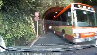 preview picture of video '狭いトンネルに路線バス! 　narrow tunnel & bus / in the country of Japan'