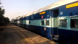 preview picture of video 'Inaugural run of 22635/36 Mangalore Madgaon Mangalore Intercity Express at Surathkal.'