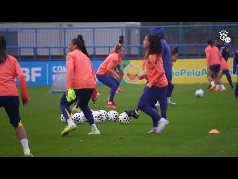 COLD, RAINY AND LOTS OF MOVEMENT IN THE NATIONAL TEAM'S FIRST TRAINING SESSION IN ENGLAND