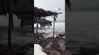 El mar invade negocios y arrastra todo a su paso por el huracán Simón