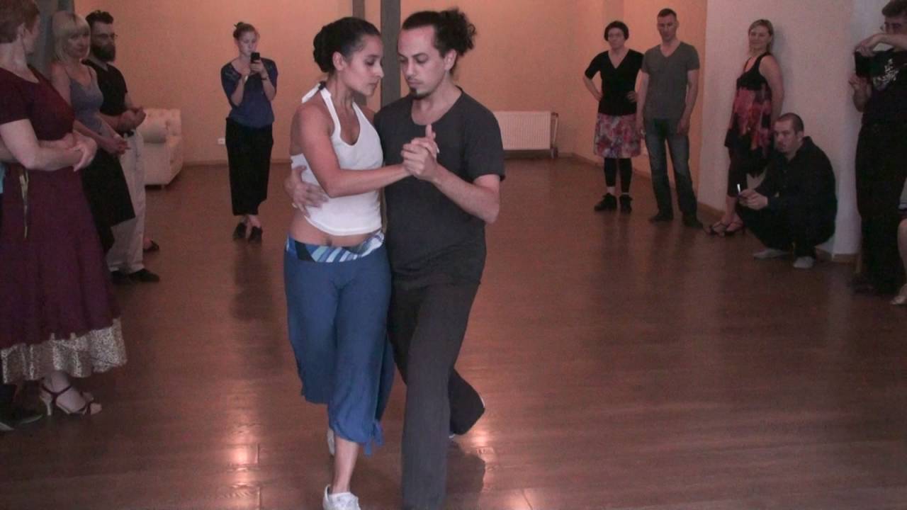 (5) Juan Alba y Mariana Soler. Caminata