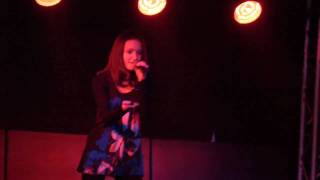 Tellement beau de Chimène Badi interpretée par Céline Latour.