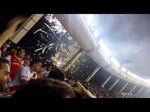 "River boca Sudamericana 2014 - salida del equipo" Barra: Los Borrachos del Tablón • Club: River Plate