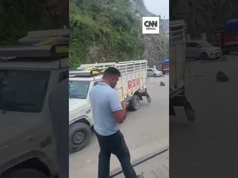 Deslizamento de pedras em avenida assusta na Índia; veja IMAGENS