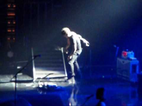 John Mayer Plays Guitar with a Drumstick - 2010-03-05