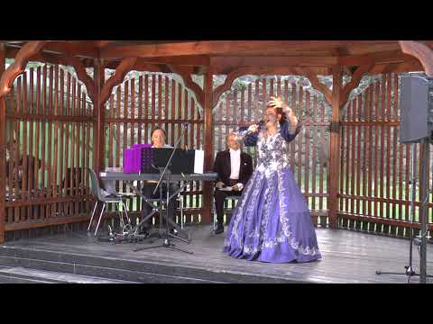 La bella Tangolita z operetki "Bal w Savoy'u" Poula Abrahama. Dorota Ujda-Jankiewicz (sopran).