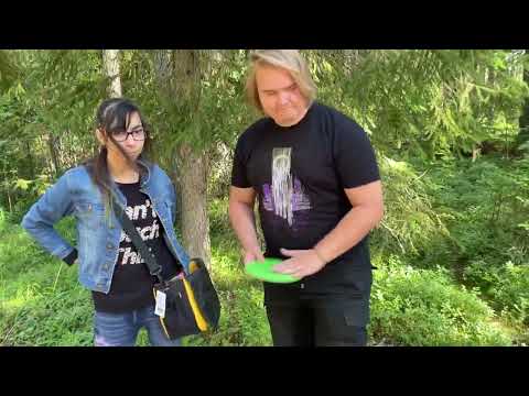 KurikkaLive - Kesähessut frisbeegolfaamassa