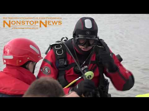 Einsatzkräfte bergen PKW aus der Ems bei Bingum - 18.08.2017 - log