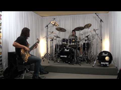 Bruno Valverde e Felipe Andreoli ensaiando temas do Kiko Loureiro Trio