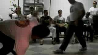 preview picture of video 'Feinho (Capoeira Senzala) na academia do mestre Boca Rica'