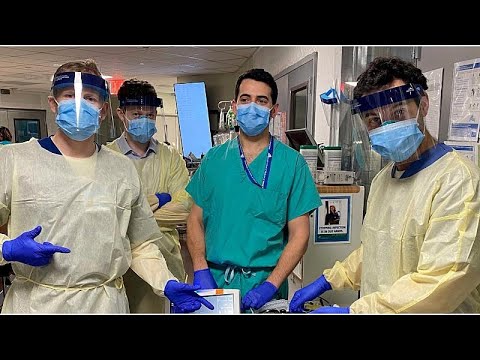 شاهد طبيب أمريكي يدخل البهجة إلى قلوب مرضى كورونا بفيديوهات على "تيك توك"…