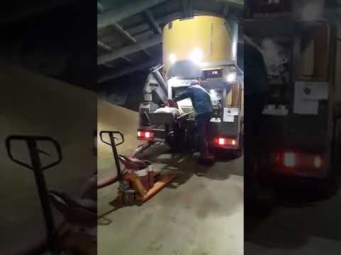 Работа мобильного комбикормового завода