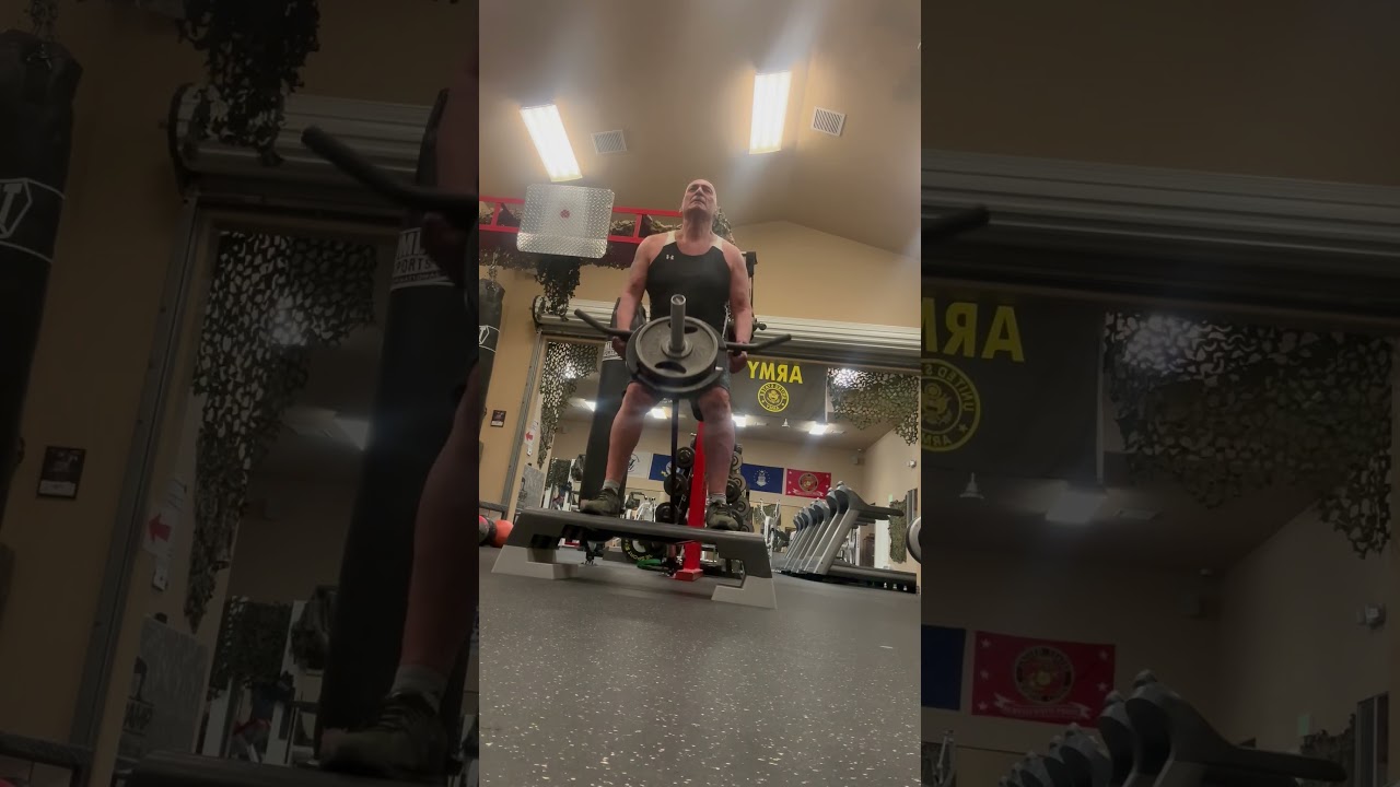 Inst Thomas on the landmine T bar row