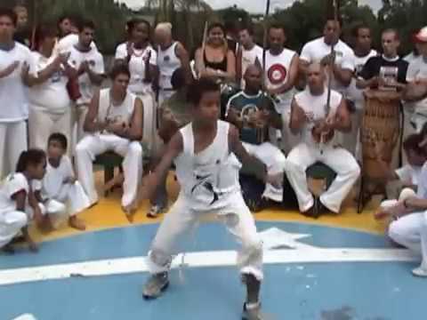 Capoeira na Praça Mestre Onça Tigre: II Aulão no Zoo de Brasília. Escola Porto de Zumbi. 07set05. 03