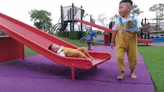 Henry dắt em đi chơi công viên