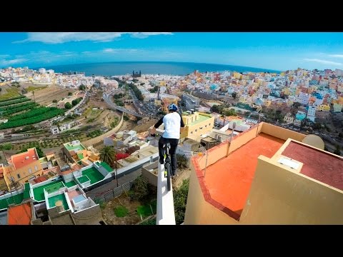 רוכב האופניים דני מקאסקיל מטייל על גגות גראן קנריה