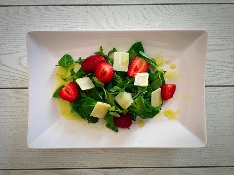 Ensalada de rúcula y canónigos con fresas y parmesano
