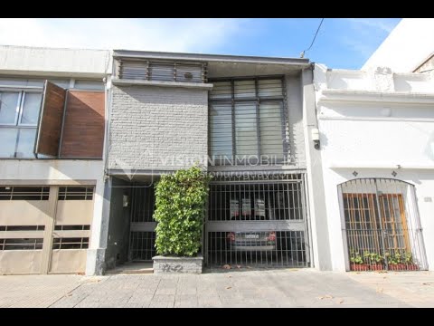 Casa de diseño, Padrón Único, Pocitos; 2 dorm en Suite, enorme salón doble altura, terreno 219 m2 con buen fondo y parrillero, 203 m2 construidos, Garaje.