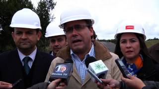 preview picture of video 'Ministro Undurraga inspecciona acceso sur del Puente sobre el canal del Chacao'