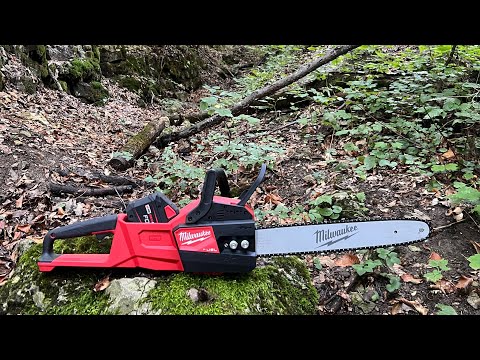 Testing for the first time Milwaukee M18 FCHS battery powered chainsaw.(Fierastrau lant Milwaukee.)