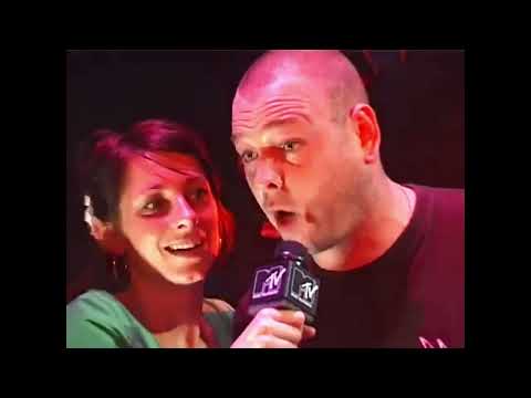 Tim Beumers spreekt volle Paradiso toe na winnen Spitt Battle finale in 2003