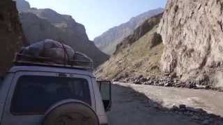 preview picture of video 'Few minutes of rest on the Pamir Highway'