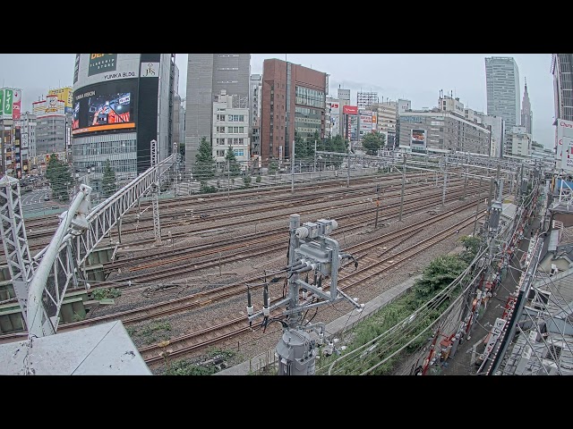 新宿駅西口側のJR線路沿いから（中央・総武線各駅停車、山手線外回り、山手線内回り、中央・総武線各駅停車、中央快速線下り、中央本線特急、中央快速線上り、成田エクスプレス・特急、埼京線・湘南新宿ライン）