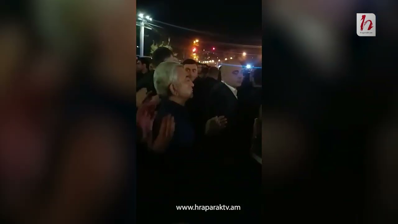 «Նիկոլ դավաճան» վանկարկումների ներքո ծափահարում է Սերժ Սարգսյանը