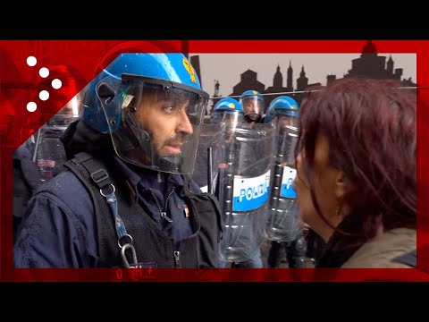 Bologna, faccia a faccia tra manifestante e agenti di polizia