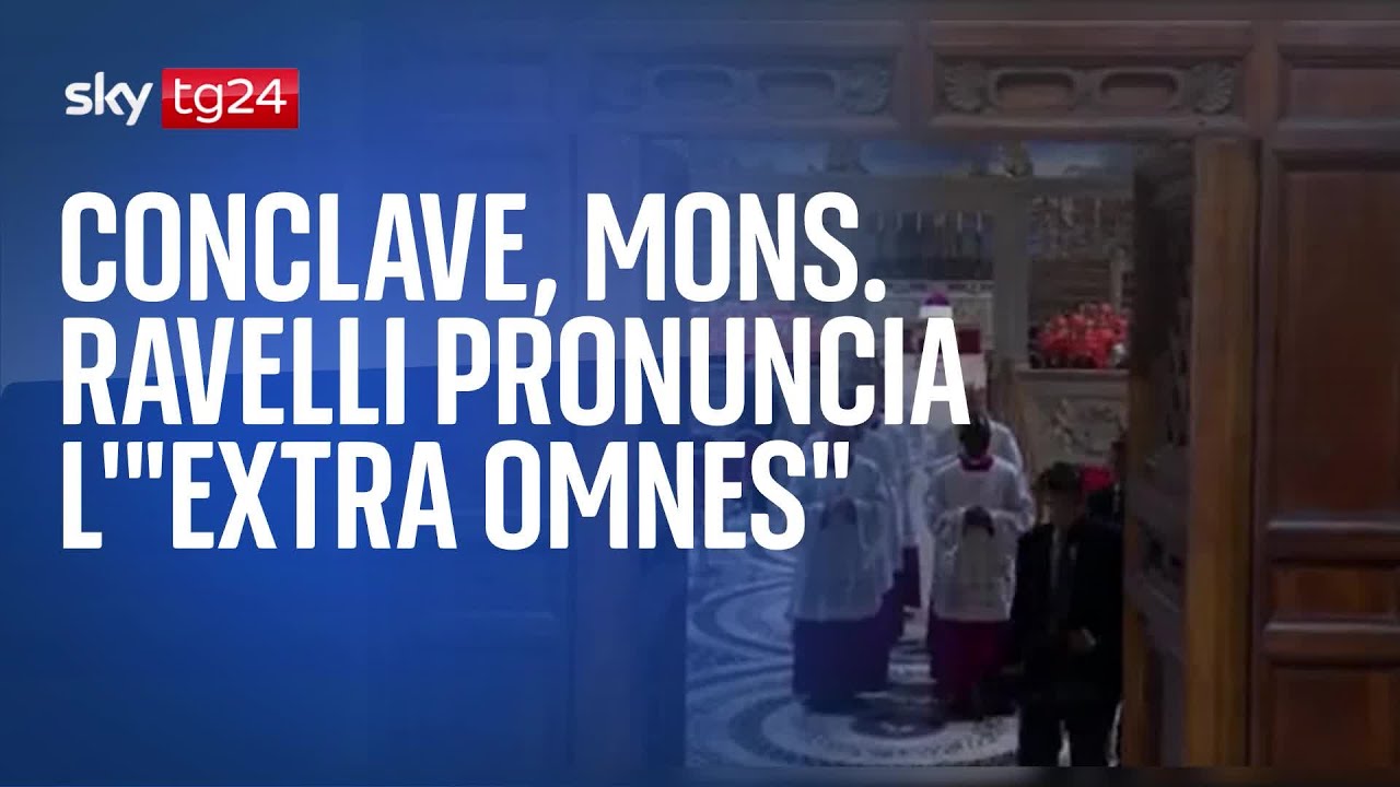 Conclave, Mons. Ravelli pronuncia l’"Extra Omnes"