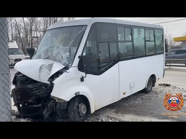 В Иркутске автобус врезался в столб