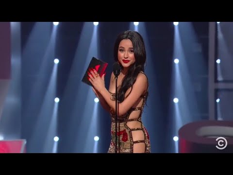 Becky G presentando la categoría "Best Hip Hop" en los VMAS 2022
