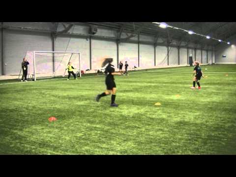 Mathilda Svanholm skjuter i krysset