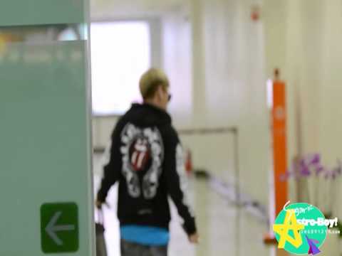111102 Junhyung at the airport heading to Japan