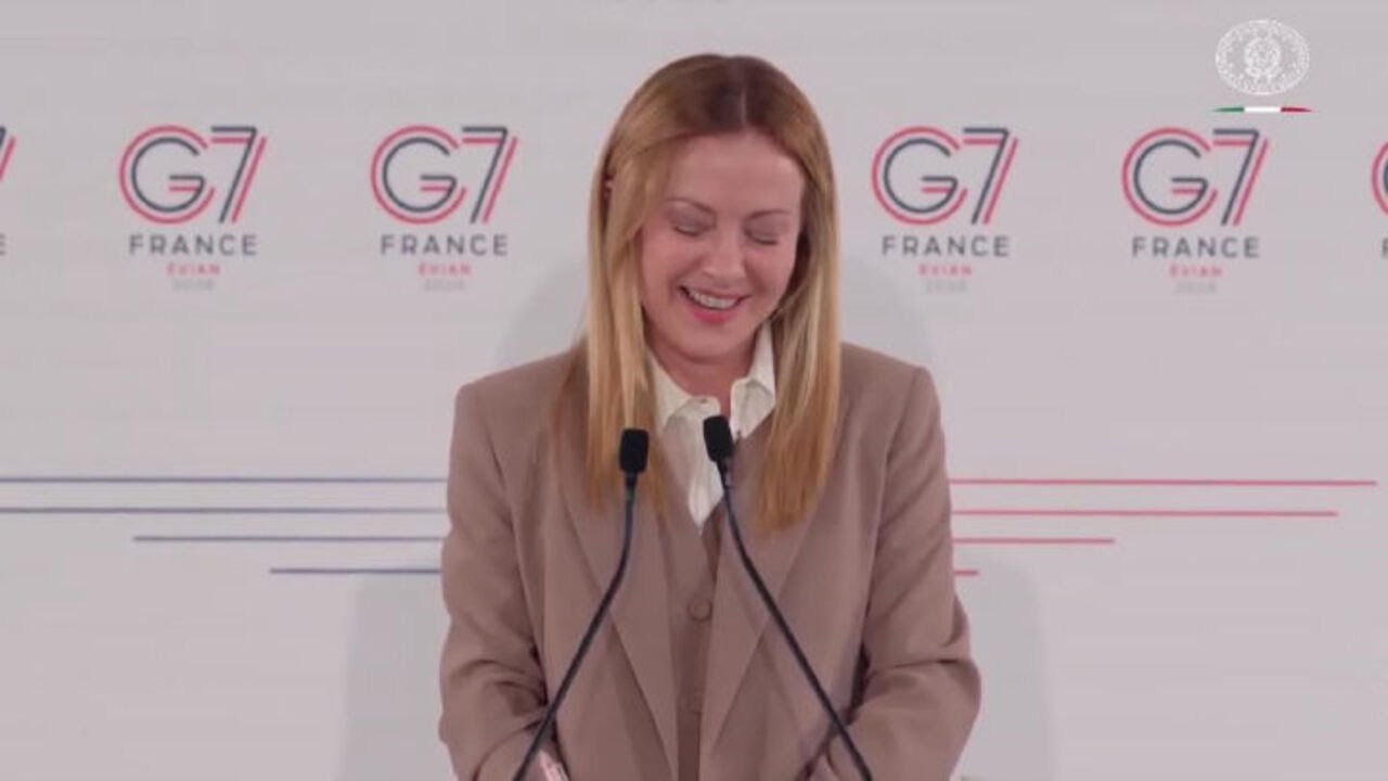 Meloni scherza con i cronisti al G7: Ho smesso di fumare, non ve ne siete accorti e avete "bucato"