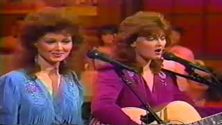 The Judds sing Mama He&#39;s Crazy &amp; Blue Nun Cafe (1984) feat. Wynonna and Naomi Judd