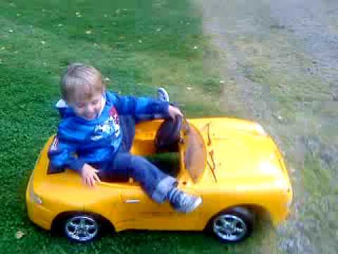 Kevin åker gula bilen!