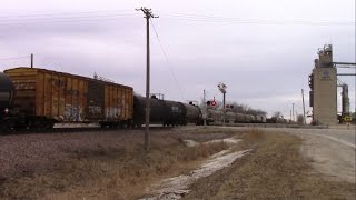 preview picture of video 'Union Pacific manifest meets coal train at Jordan, Iowa!'