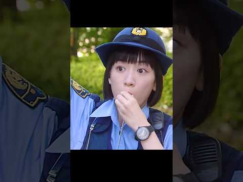 新人女性警察官はこの不安定で過酷な仕事に絶望し、研修期間中にすでに辞めるかどうか考えていた。#ドラマ #映画 #viralvideo #shorts