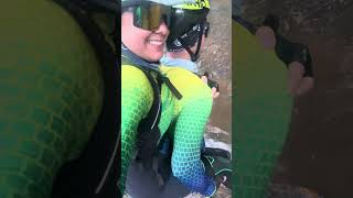 Entramos na mata e atravessamos um rio (foi perigoso!)