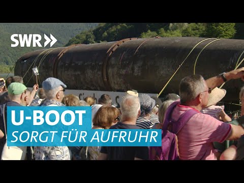 U-Boot U 17 wird auf dem Neckar zum Technikmuseum Sinsheim transportiert