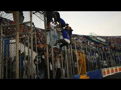 "Al hinchada de Motagua en el Nacional" Barra: Revolucionarios 1928 • Club: Motagua • País: Honduras