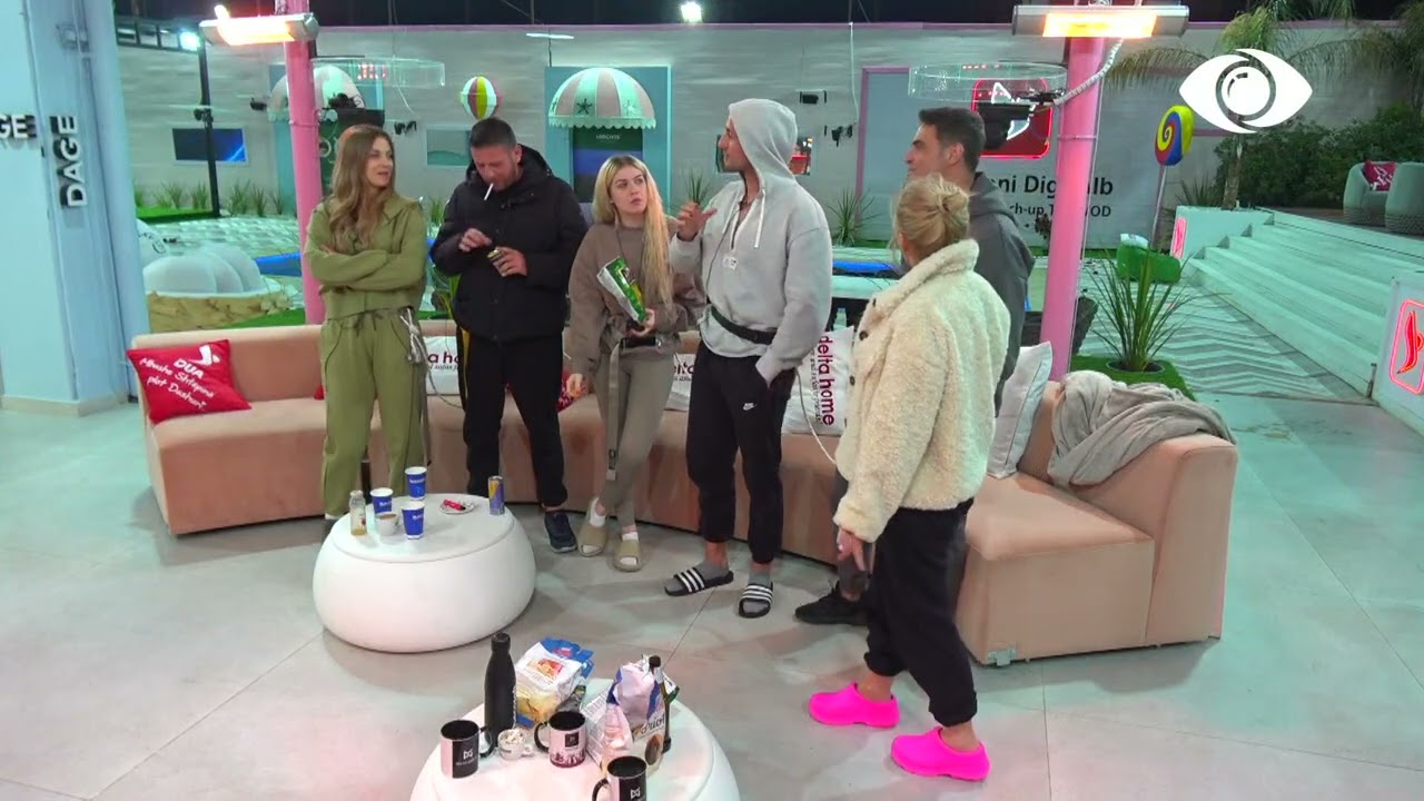 Vigani dhe Shkurtabiqi/ Banorët luajnë në verandë