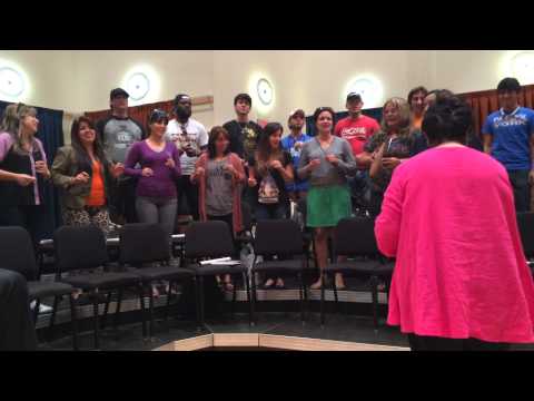 Coro Entrevoces sings El Mansiero