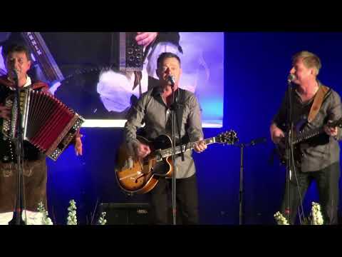 Ansambel Viharnik (prva zasedba, Martin, Aleš in Bojan) - Na zdravje prijatlom (v živo)